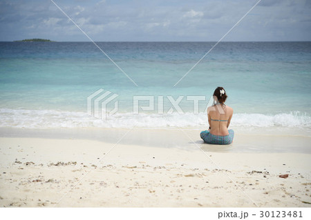 ビーチに座る女性 水着 海 リゾート ビーチに座る女性 水着 海 リゾート 30123481