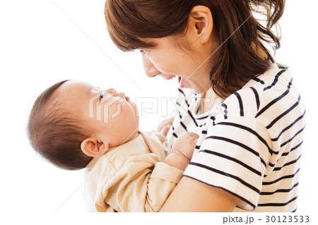親子 育児 子育て 家族 ママ 赤ちゃん 子供 抱っこ お母さんの写真素材 親子 育児 子育て 家族 ママ 赤ちゃん 子供 抱っこ お母さんの写真素材