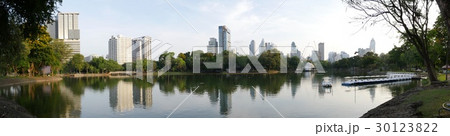 早朝のルンピニ公園の人工池 早朝のルンピニ公園の人工池 30123822