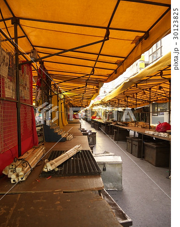 早朝のパッポン通り　営業前の屋台 30123825