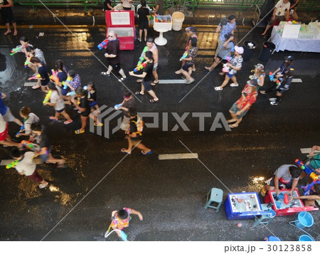 バンコク・シーロム通りでの水掛祭り バンコク・シーロム通りでの水掛祭り 30123858