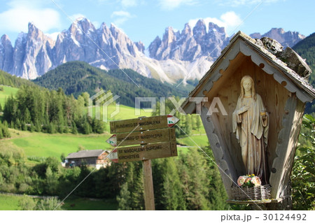 北イタリアの大自然ドロミテのガイスラー山群とサンタマッダレーナ村 30124492