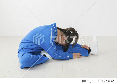 体操着でストレッチをする女子中学生 体操着でストレッチをする女子中学生 30124632