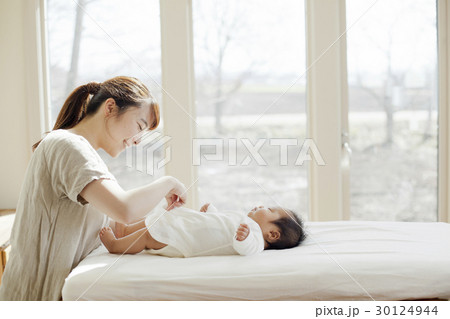 乳幼児と母親 乳幼児と母親 30124944
