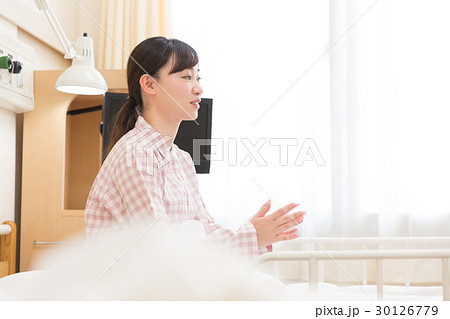 入院 患者 若い女性 30126779