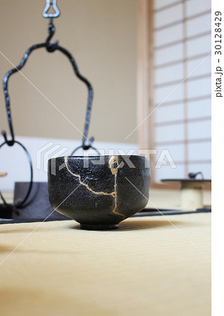 金継された抹茶茶碗と茶道具(縦位置) 金継された抹茶茶碗と茶道具(縦位置) 30128429