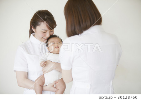 白衣女性と乳幼児 30128760