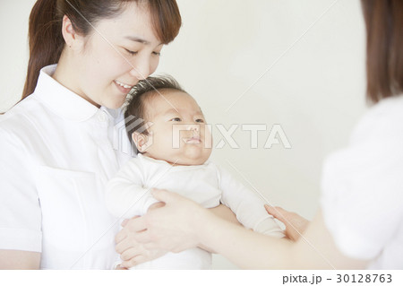 白衣女性と乳幼児 30128763