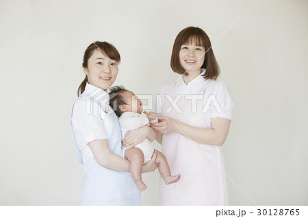 白衣女性と乳幼児 30128765