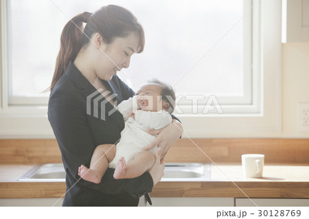 働く女性 乳幼児 働く女性 乳幼児 30128769