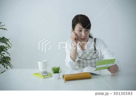 通帳を見てショックを受けるミドル主婦 通帳を見てショックを受けるミドル主婦 30130383