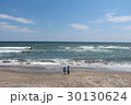 砂浜と子ども 30130624