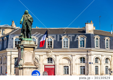 Statue of Marquis de Tourny in Bordeaux, France 30130929