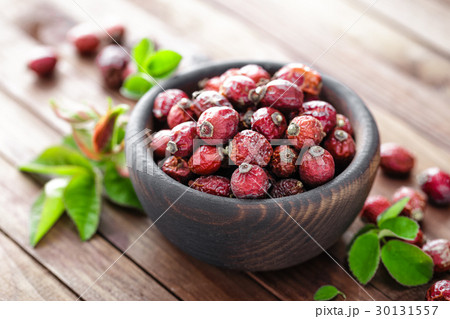 Dog rose or rosehip berries with leaves 30131557