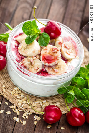Fresh yogurt with cherry, banana and oats 30131581