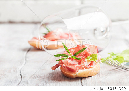 red wine and bruschetta with prosciutto  30134300