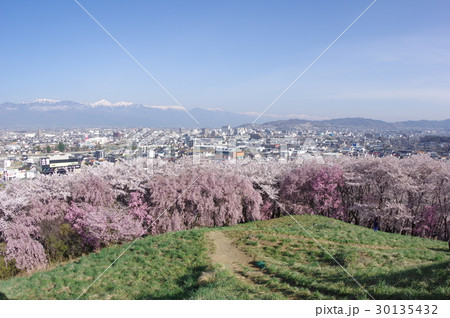 信州 松本の名所 弘法山古墳からの眺め 3世紀築造の古墳は今は桜の名所 信州 松本の名所 弘法山古墳からの眺め 3世紀築造の古墳は今は桜の名所 30135432