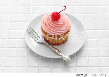 手作りチェリーカップケーキ 手作りチェリーカップケーキ 30136434