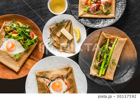 そば粉のクレープ ガレット galette French food そば粉のクレープ ガレット galette French food 30137592