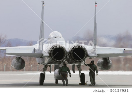 千歳基地で離陸前の最終点検を行う航空自衛隊のF-15Jジェット戦闘機 30137981