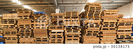 物流倉庫に山積みにされた木製パレット 30138173