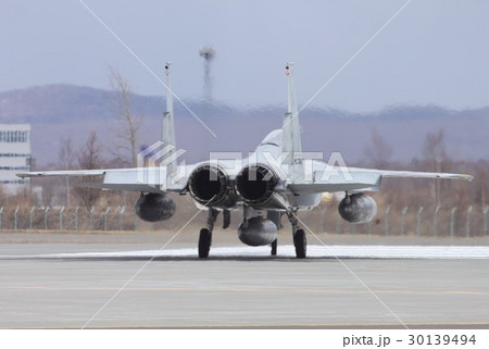 千歳基地で離陸準備中の航空自衛隊F-15Jジェット戦闘機 30139494
