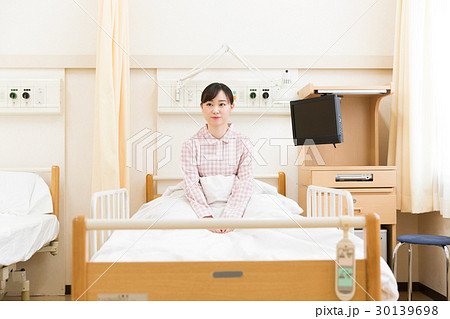 入院 患者 若い女性の写真素材