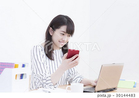デスクワークする若い女性 デスクワークする若い女性 30144483