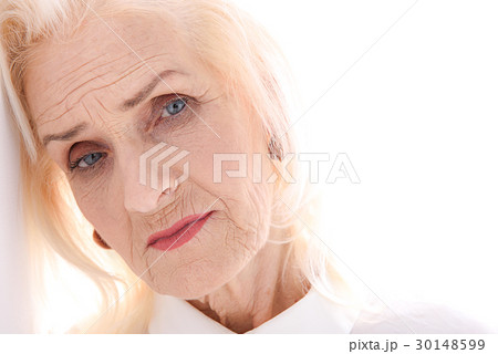 Serious old lady glancing attentivelyの写真素材 [30148599] - PIXTA