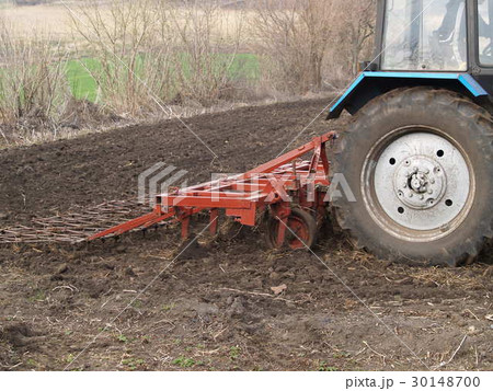 tractor in a field 30148700