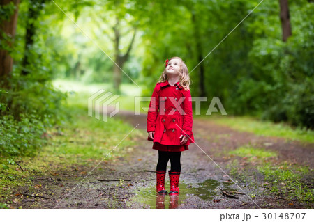 Little girl walking in the rain Little girl walking in the rain 30148707