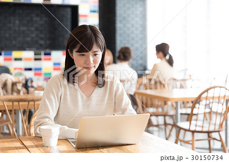 カフェでリラックスする女性 30150734