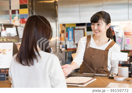 レジで働くカフェ店員 レジで働くカフェ店員 30150772