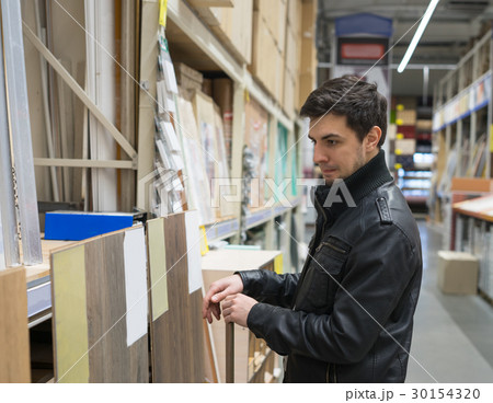 male customer choosing linoleum flooring 30154320