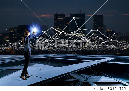 女性とIoTイメージ 30154596