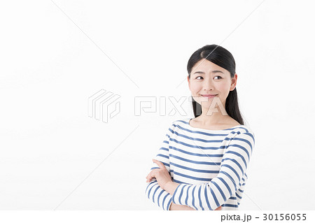 女性　腕組み 30156055