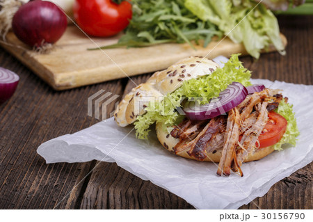 Pulled pork burger with coleslaw 30156790