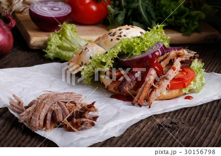 Pulled pork burger with coleslaw 30156798