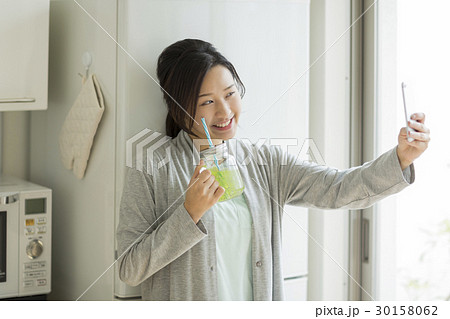 若い女性  若い女性  30158062