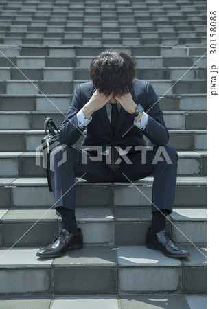 階段で俯くビジネスマン　落ち込む 30158088