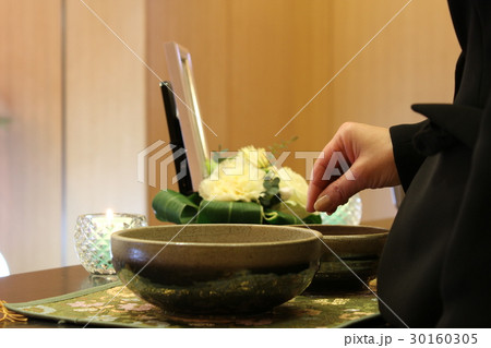 お焼香をする女性 お焼香をする女性 30160305