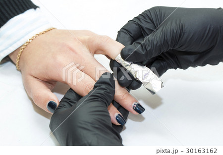 Woman doing manicure beauty salon  30163162