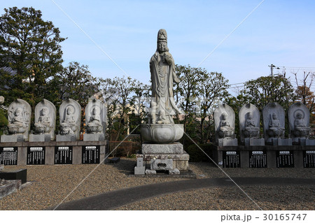 本堂前に並ばれている仏様 30165747