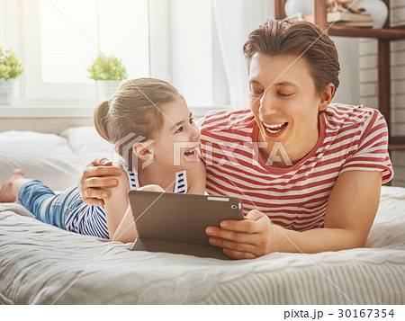 father and daughter play 30167354