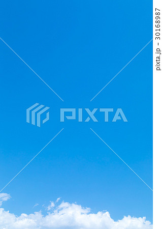 春の空　白い雲と青い空　背景素材　コピースペース　文字スペース 30168987
