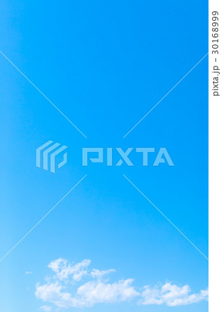 春の空 白い雲と青い空 背景素材 コピースペース 文字スペース 春の空 白い雲と青い空 背景素材 コピースペース 文字スペース 30168999