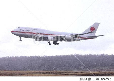 雪が舞う北海道の千歳基地に着陸する航空自衛隊のB-747-400政府専用機 雪が舞う北海道の千歳基地に着陸する航空自衛隊のB-747-400政府専用機 30169297