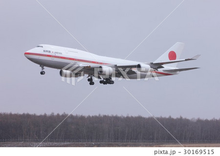 降雪の北海道の千歳基地に着陸する航空自衛隊のB-747-400政府専用機 30169515