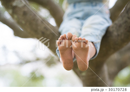 裸足で遊ぶ子供の足 裸足で遊ぶ子供の足 30170728