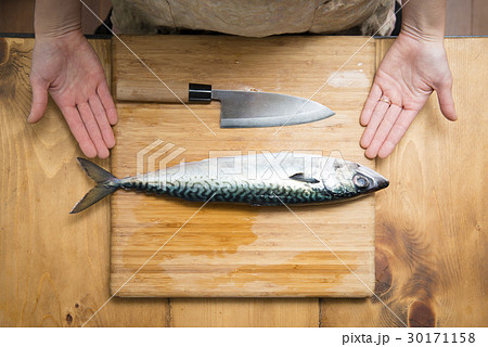 魚を調理する女性の手 30171158